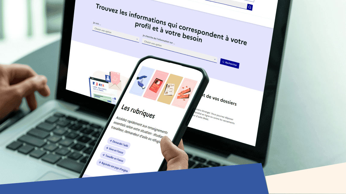Ordinateur et téléphone connectés sur le Portail des étrangers en France