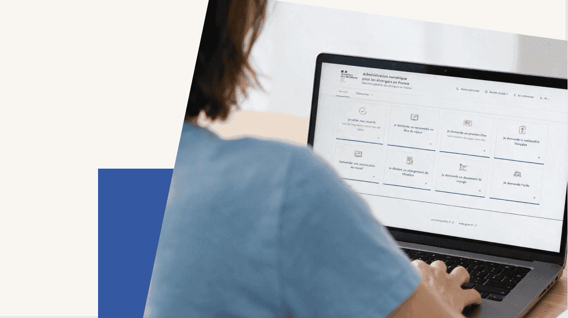 Une personne de dos naviguant sur le Site administration-étranger-en-France