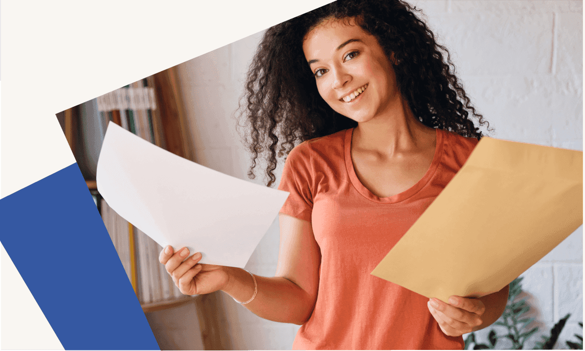 Photo d'une jeune femme souriante tenant des documents dans ses mains