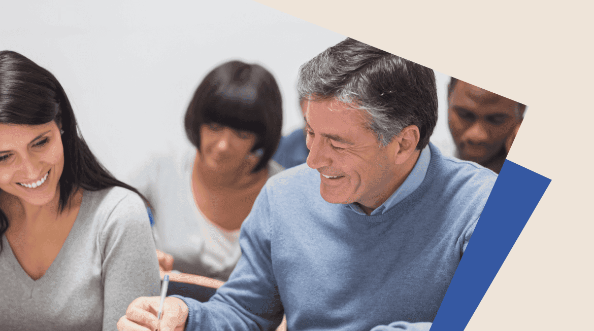 Photo de plusieurs personnes assis à des tables pendant un cours de français