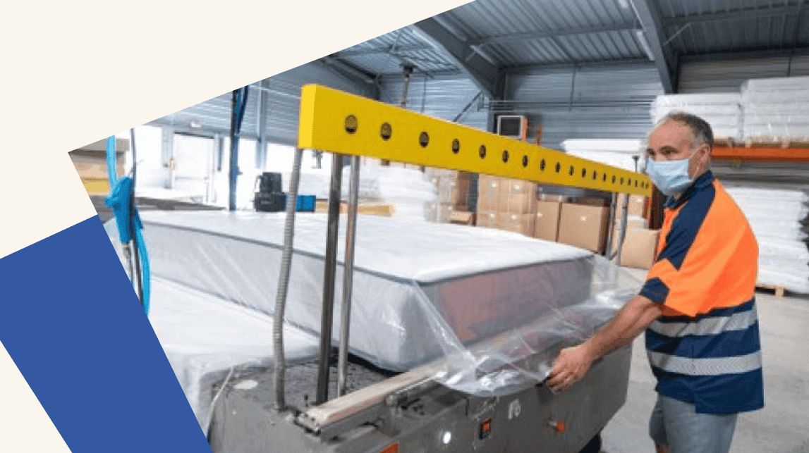 Salarié travaillant dans l'entreprise Secondly de matelas remanufacturés